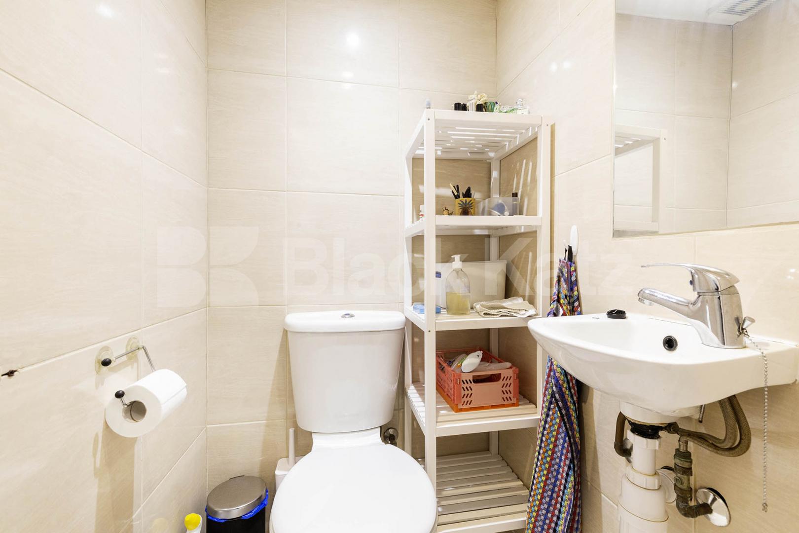 Modern studio set within a large period house mins to tube and shops Sutherland Avenue, Maida Vale